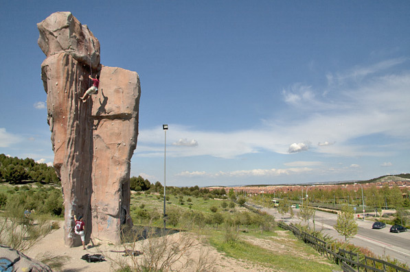 Imatge pels mitjans: Rocòdrom exterior en forma de torre.