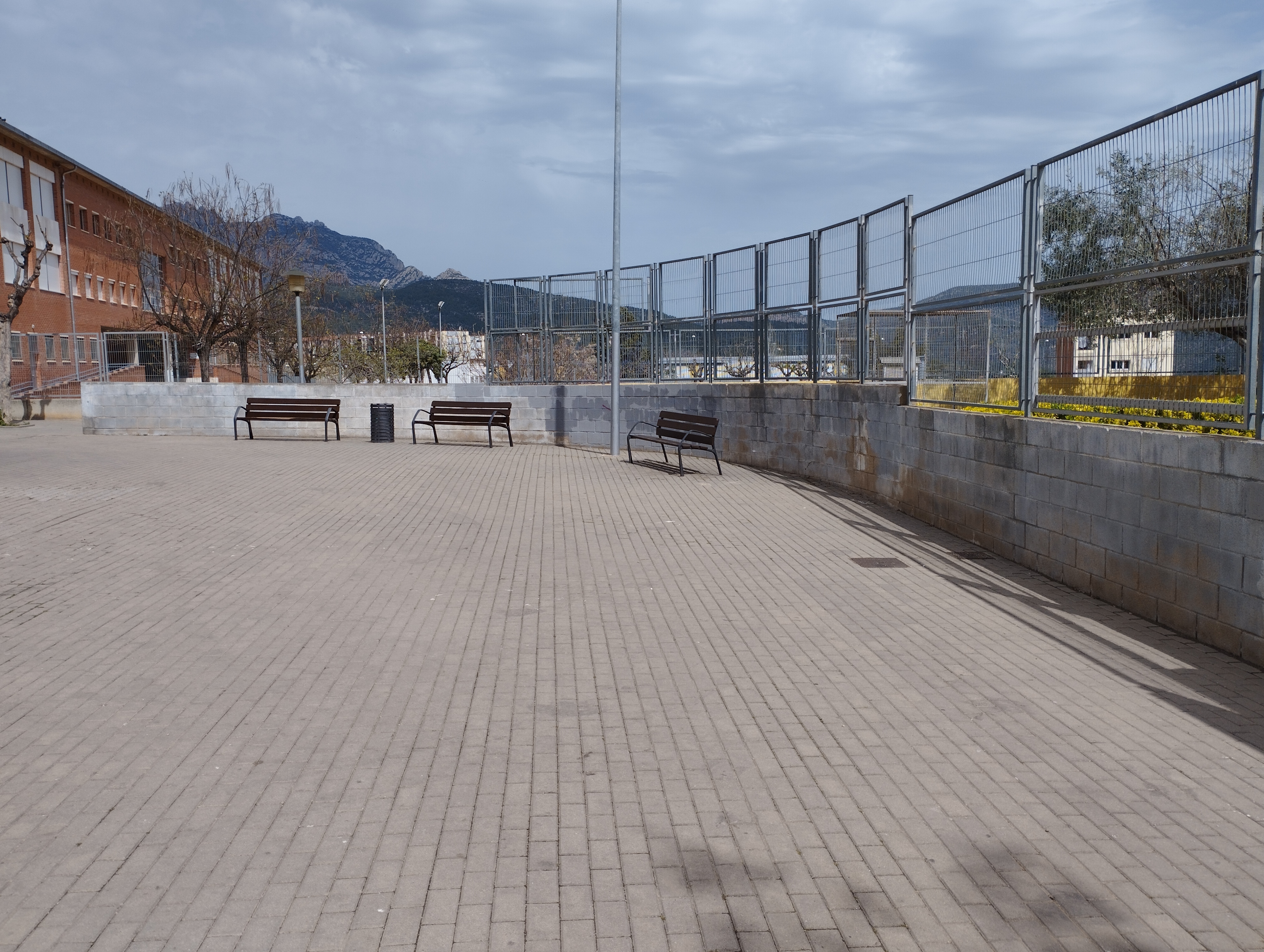 Imatge pels mitjans: Millora de l&#39;espai situat davant la façana de l&#39;Escola Montserrat