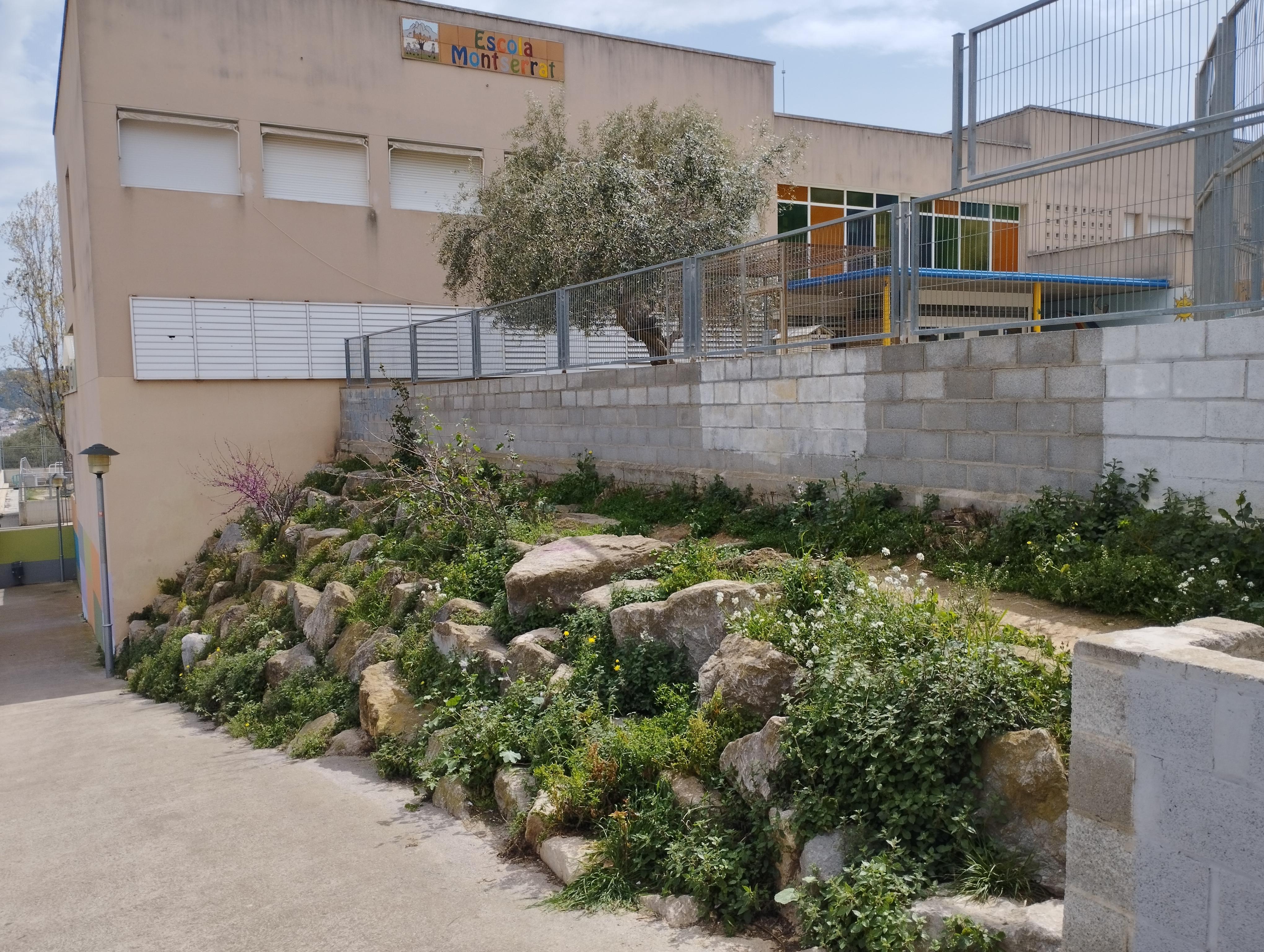 Imatge pels mitjans: Condicionament de la rampa que dóna accès des del pàrquing de les Hortes a l'Institut del Cairat i l'Escola Montserrat  